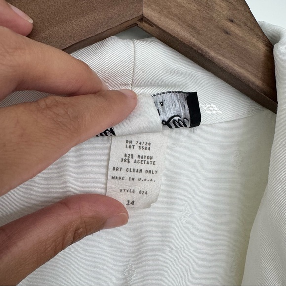 14 Vintage Old Money Minimalist White Patterned Collared V-Neck Midi Dress Gold - Picture 4 of 13